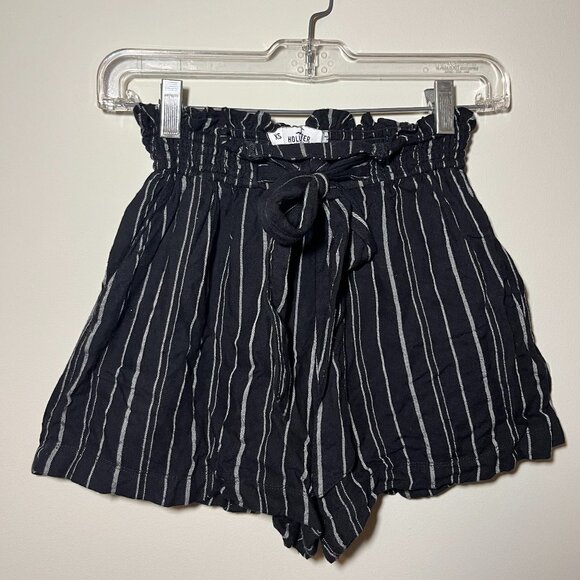 Hollister Women's Pin Stripe Loose Fitting Shorts with Pockets | Size XS - Picture 2 of 6